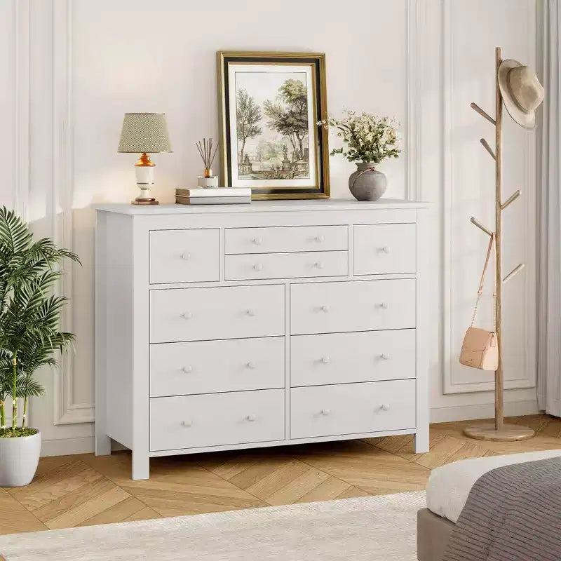 Commode 10 tiroirs avec détails en rotin et étagère ouverte