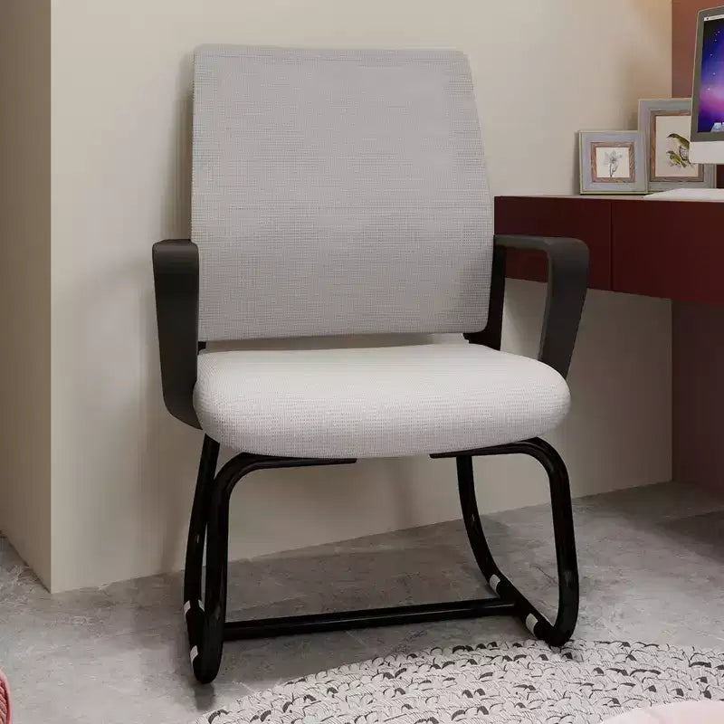 Sedia da ufficio imbottita con struttura in metallo e braccioli fissi