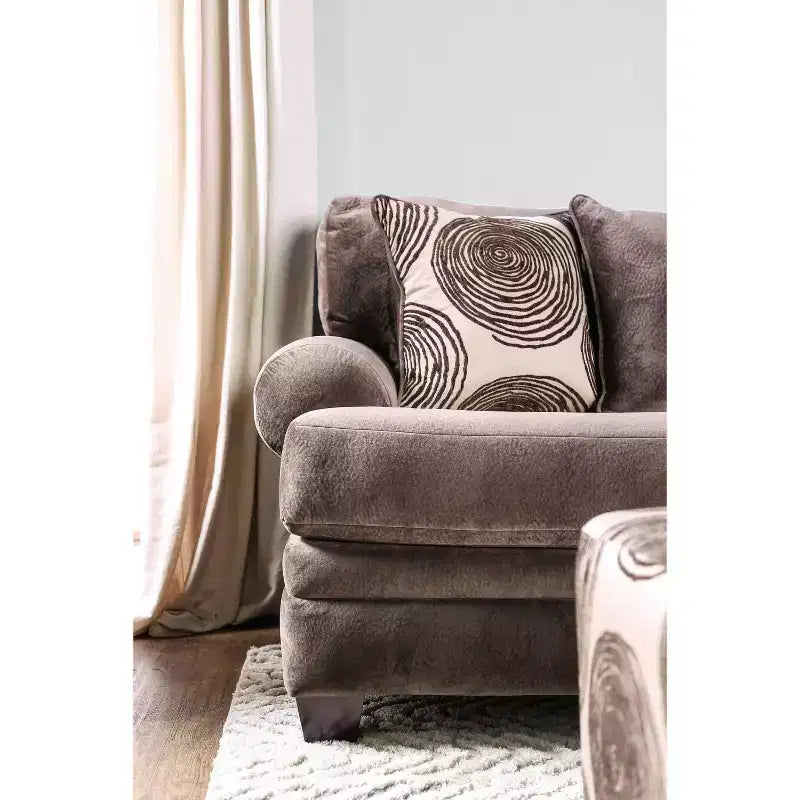 Canapé trois places en microfibre avec cadre en bois et coussins décoratifs