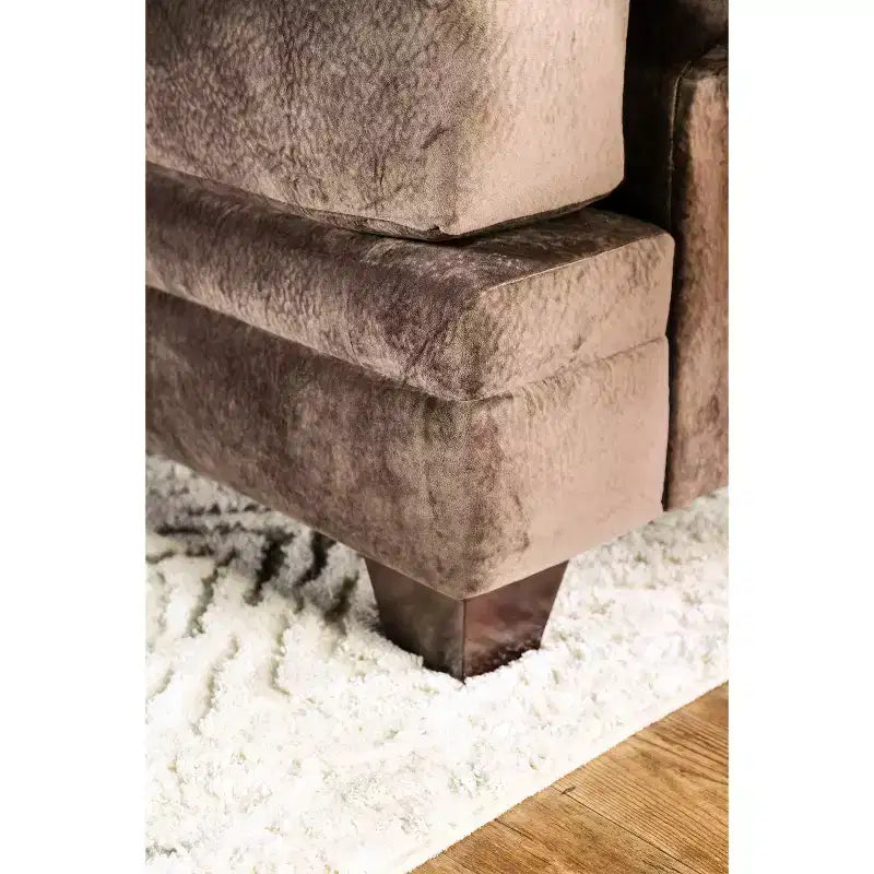 Canapé trois places en microfibre avec cadre en bois et coussins décoratifs