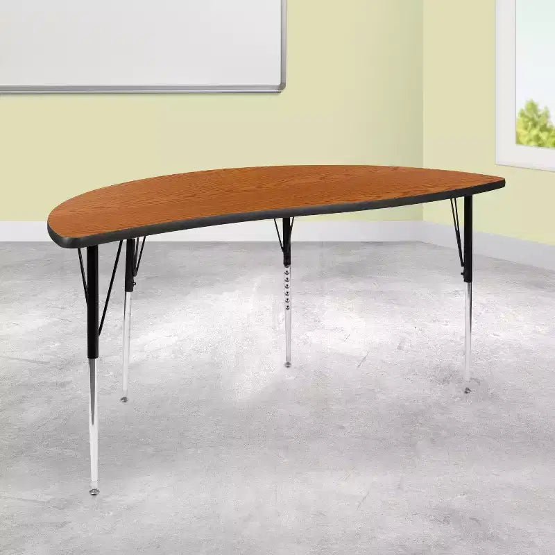 Tavolo attività a mezzaluna da 152 cm con gambe regolabili in altezza