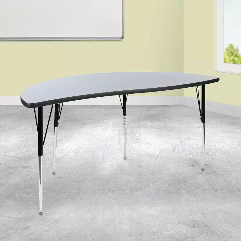 Tavolo attività a mezzaluna da 152 cm con gambe regolabili in altezza